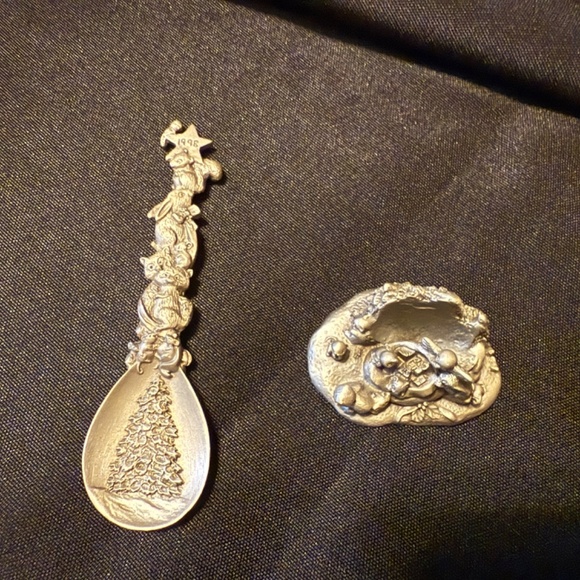 Set of 2 Fort Pewter Christmas spoons with Pewter stands - Picture 3 of 11